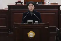 在富平區議會臨時會上，議員間因利益衝突疑慮發生衝突