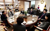 [포토] '생생톡톡! 애인소통' 유정복 인천시장, 2026 중구 연두방문
