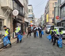 인천 신포동, 김구 역사거리서 ‘청렴 캠페인’… 설맞이 대청소 병행