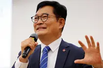 ‘Envelope of Money Acquitted’ Song Young-gil Moves Address to Gyeonggi-do... ‘The President's Mouth’ Kim Nam-jun Emerges as a Candidate for Nomination