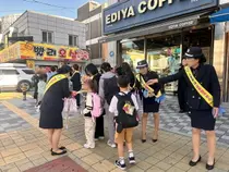 미추홀구, 학익초 등굣길서 어린이 교통안전 캠페인…60여 명 참여