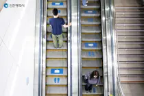 인천시, 공항 에스컬레이터 캐리어 낙하 예방 캠페인…‘넛지’로 안전 유도
