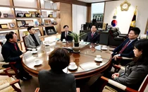 [포토] '생생톡톡! 애인소통' 유정복 인천시장, 2026 중구 연두방문