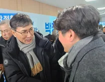 '전 충남 엑소' 안희정, 8년 만에 정치 행사 등장…여성계 “공적 활동 중단하라” 강력 규탄