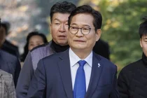 ‘돈봉투 의혹’ 송영길 항소심 전부 무죄… 소나무당 해산·민주당 복당 선언