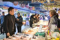 김정헌 인천 중구청장, 설 맞이 시장 순회… “전통시장이 지역 경제의 근간”
