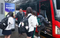 “얘들아, 즐거운 학교 다녀오렴” 도성훈 교육감, 신학기 첫날 ‘학생성공버스’ 등굣길 동행