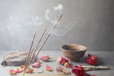 [정유진의 조향산책] 우리는 왜 향을 꺼내 들게 될까