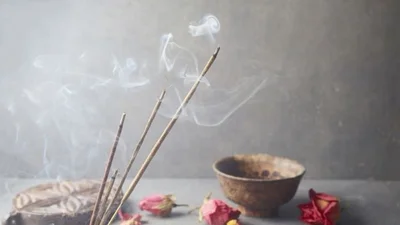 [정유진의 조향산책] 우리는 왜 향을 꺼내 들게 될까