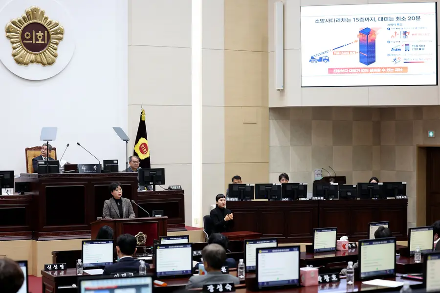 Yoo Seung-bun, Incheon City Council Member, giving a 5-minute free speech on the need for high-rise fire response capabilities and citizen preparedness (Provided by Incheon Metropolitan Council)