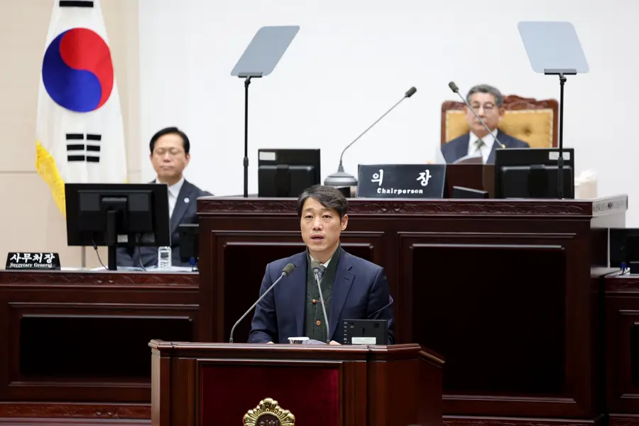 Lee Yong-chang, Incheon City Council Member, giving a 5-minute free speech on the topic of improving treatment for teachers and education administrative staff (Provided by Incheon Metropolitan Council)