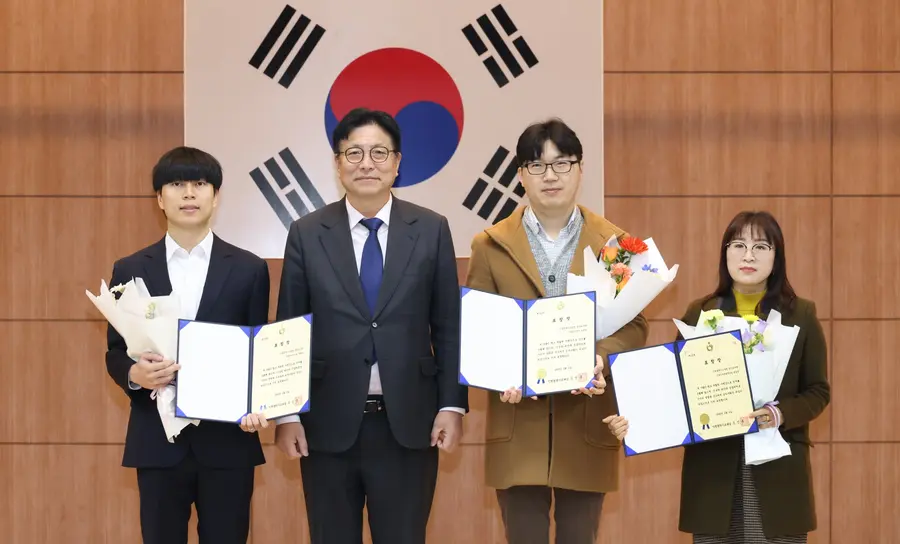 Incheon Education Superintendent Do Seong-hoon awards 'Emergency Response Practitioners' for saving lives in emergencies (Incheon Metropolitan Office of Education provided)