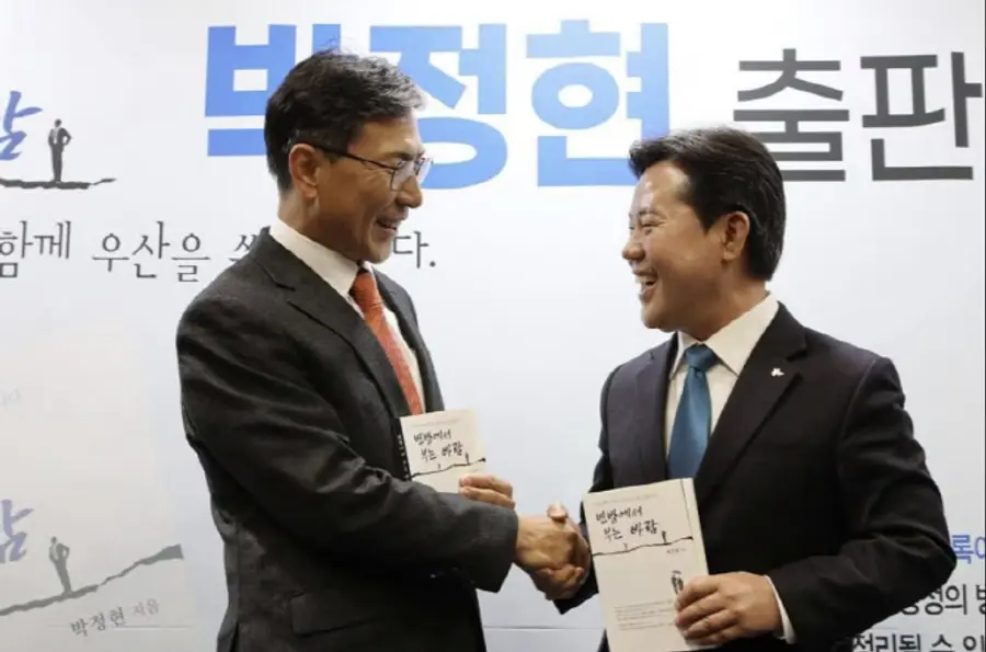 부여군수 출판기념회에 참석한 안희정 전 충남지사(왼쪽)