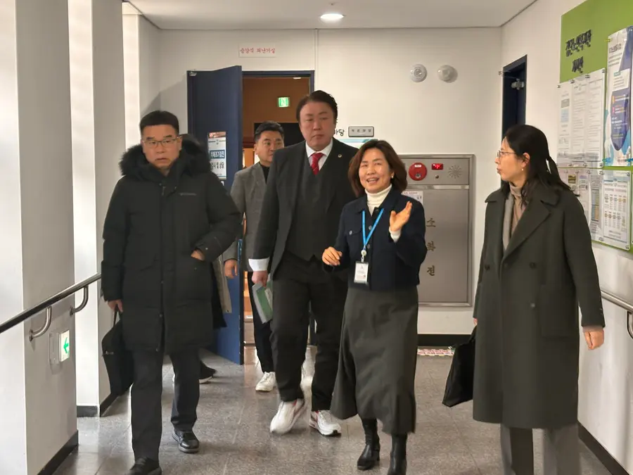 검단노인복지관을 찾아 운영 실태를 점검하는 신충식 인천시의원