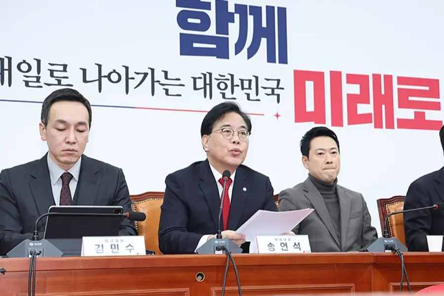 송언석 국민의힘 원내대표(가운데)
