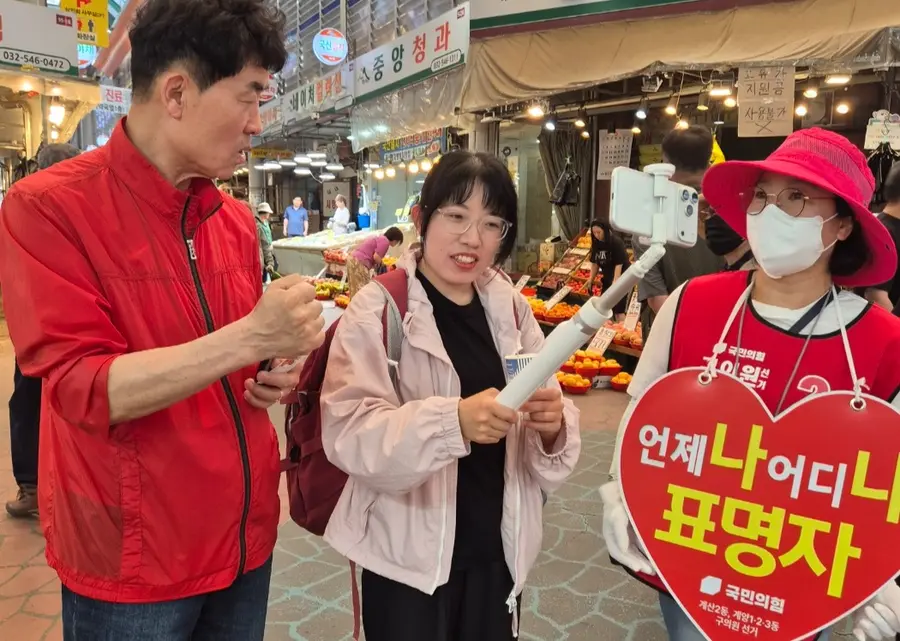 계양산전통시장에서 선거운동하는 표명자 후보 선거관계자들 (표명자 후보 측 제공)