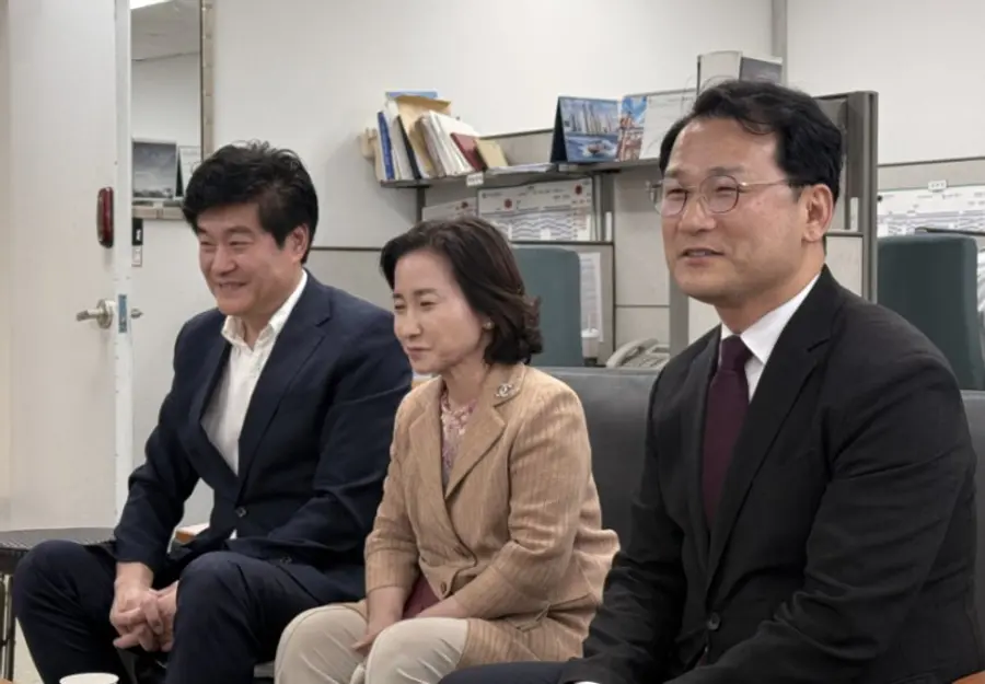 인천시청 기자실에서 인터뷰하는 신재경 국민의힘 인천시장위원장(오른쪽)