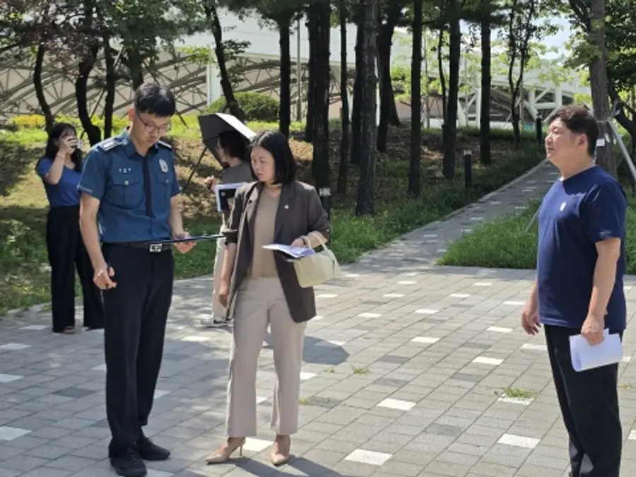 동춘2동 인라인롤러경기장에서 자율방범대 초소 설치 적정 부지를 살피고 있는 정보현 인천시의원