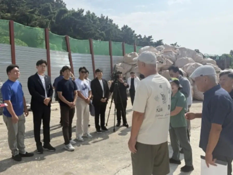 도서 지역 방문해 해양쓰레기 문제 현장 점검하는 인천광역시의회 도시건설위원회