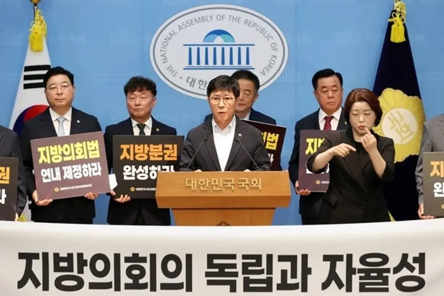 국회 소통관에서 기자회견하는 박종혁 인천시의회 의장
