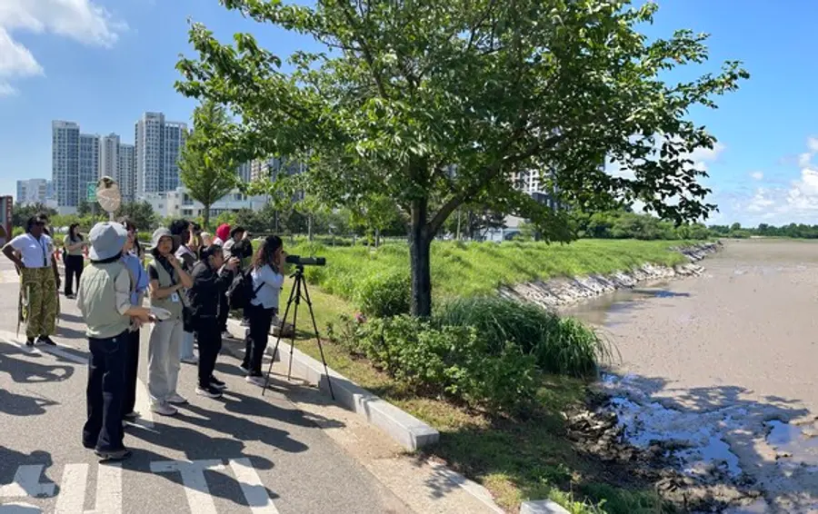 송산유수지에서 새 탐조하는 관광객