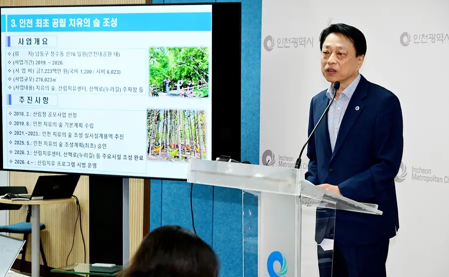 도시균형국 소관 현안 관련 기자브리핑하는 유광조 인천시 도시균형국장