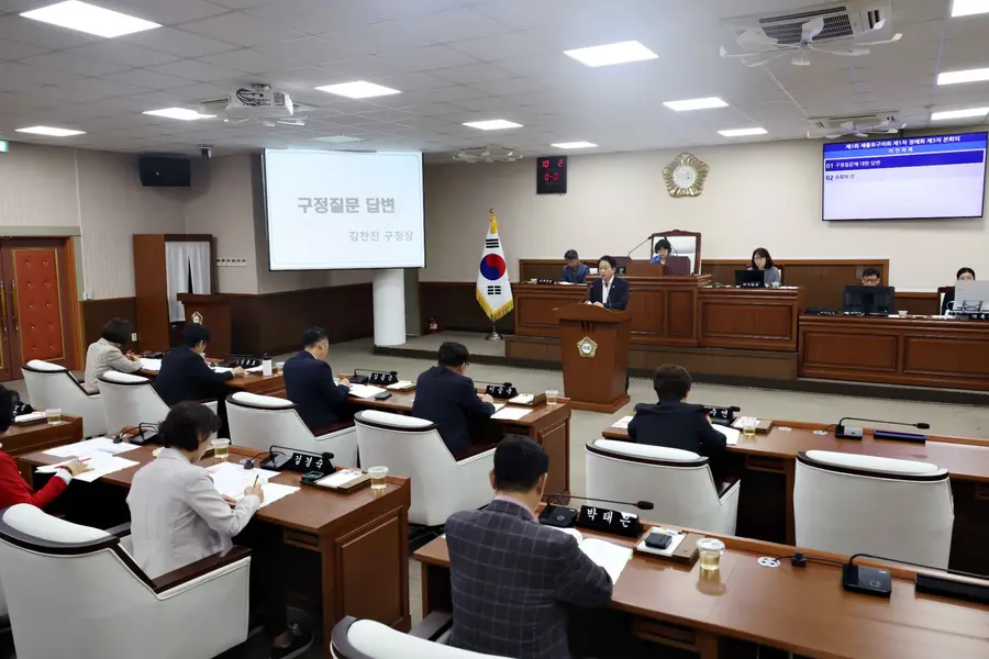 제물포구의회 제3회 정례회 구정질문에 답변하는 김찬진 제물포구청장