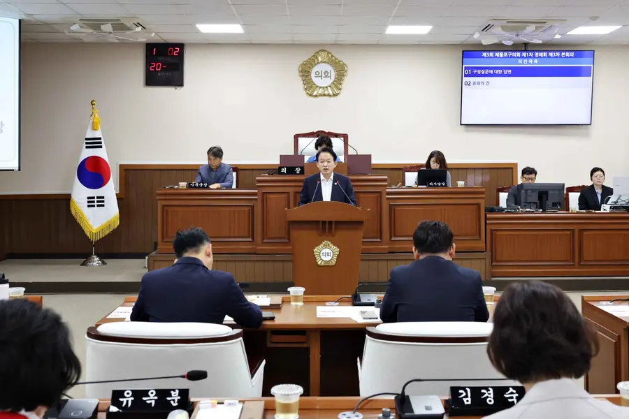 제물포구의회 제3회 정례회 구정질문에 답변하는 김찬진 제물포구청장