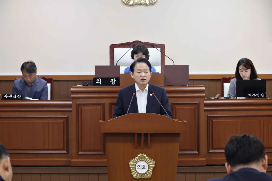 제물포구의회 제3회 정례회 구정질문에 답변하는 김찬진 제물포구청장