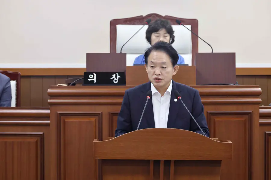 제물포구의회 제3회 정례회 구정질문에 답변하는 김찬진 제물포구청장
