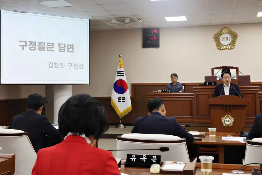 제물포구의회 제3회 정례회 구정질문에 답변하는 김찬진 제물포구청장
