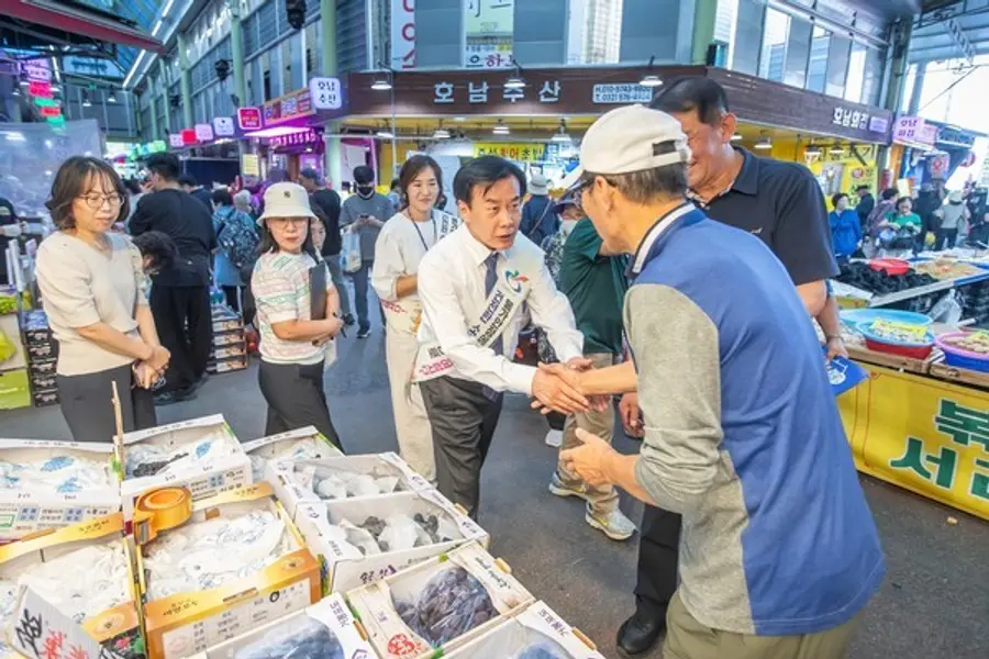 전통시장 찾은 구재용 서해구청장