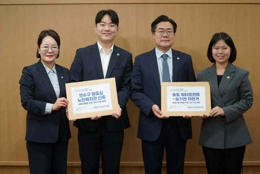 김우성 인천시의원, 연수 원도심 노인복지관·자전거도로 재정 지원 요구서 전달