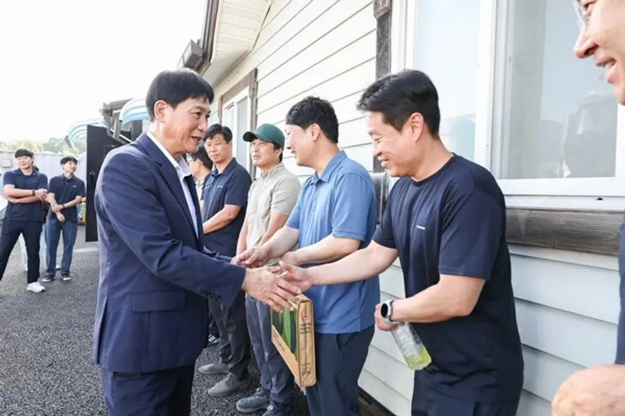 환경공무관 격려하는 김진규 검단구청장