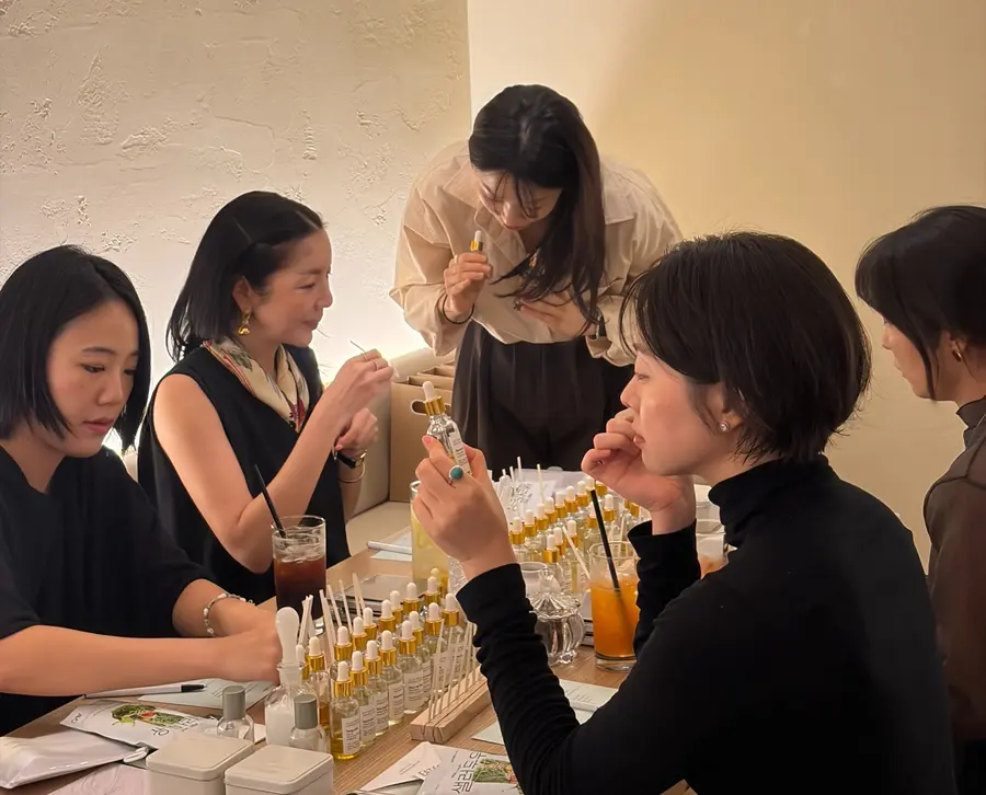 PILASCENT × PHEW Dining, 각자의 향수를 만드는 모습