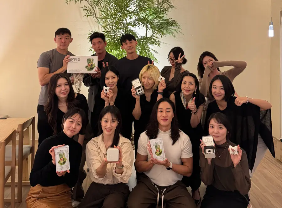 PILASCENT × PHEW Dining, 르마하 반지괄사와 에이보 샐러두유와 함께 촬영한 단체 사진
