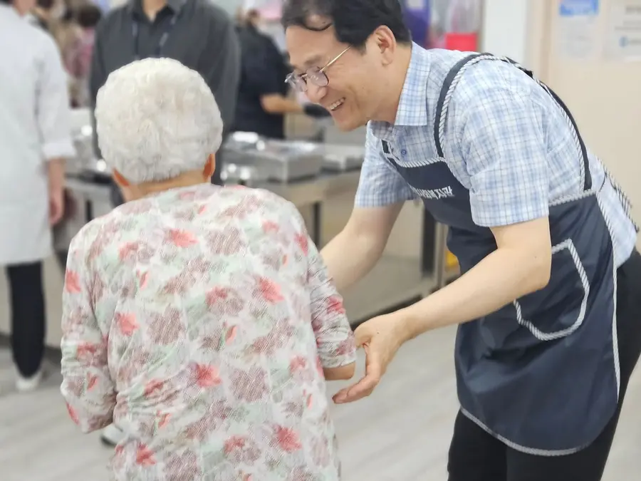 추석 연휴 기간 중 만월종합사회복지관 찾아 봉사활동하는 신재경 국민의힘 인천시당위원장