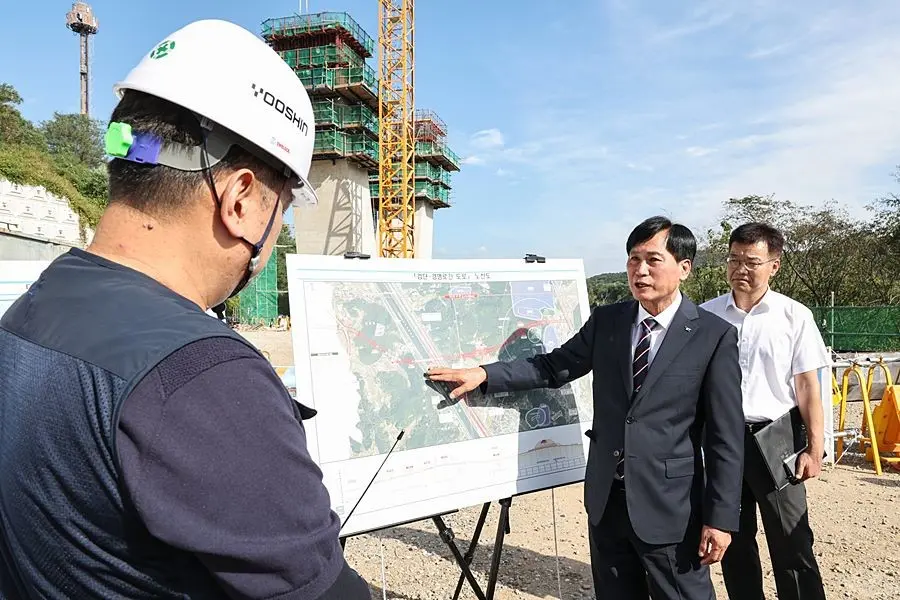 '검단~경명로 간 도로개설공사' 현장 찾은 김진규 검단구청장