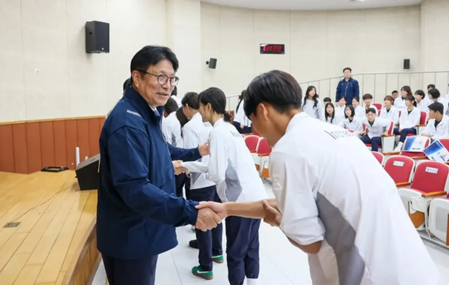 인천체육고 선수단 격려하는 도성훈 인천교육감