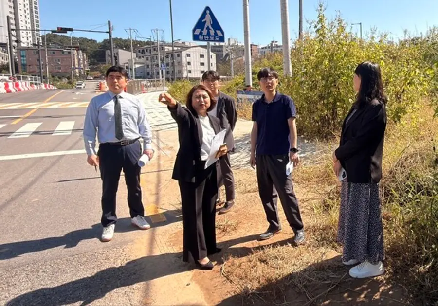 불로동 수정비전학교 통학로 부근 방문한 이현주 검단구의원