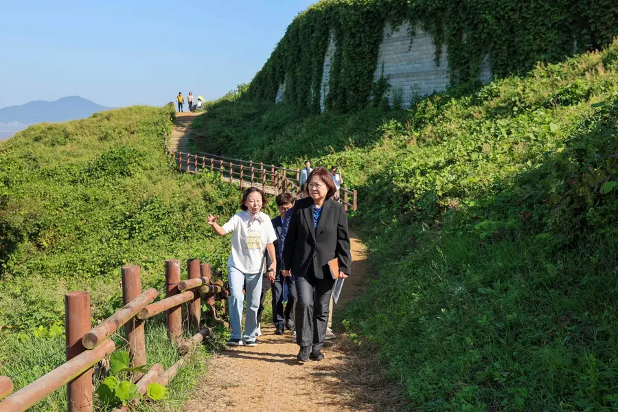 영종도 예단포 둘레길 방문한 손화정 영종구청장