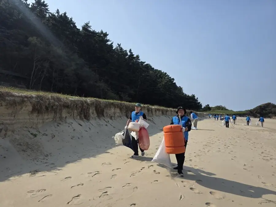 인천시·인천관광공사, 무인섬 사승봉도 해양쓰레기 수거