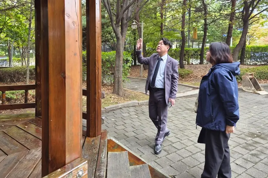 김남원 검단구의장, 어린이공원 정비 현장 방문
